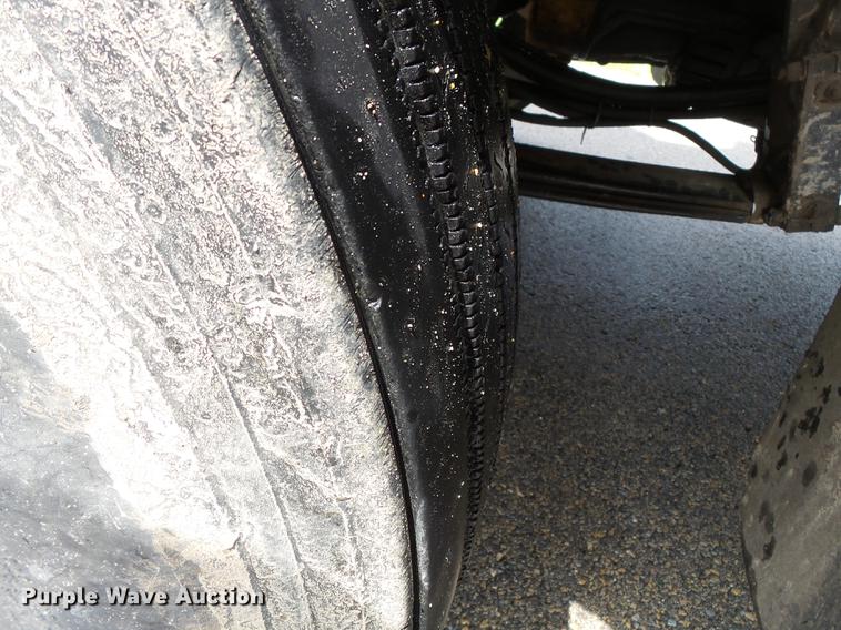 image for item DD2265 2000 Peterbilt 330 flatbed truck