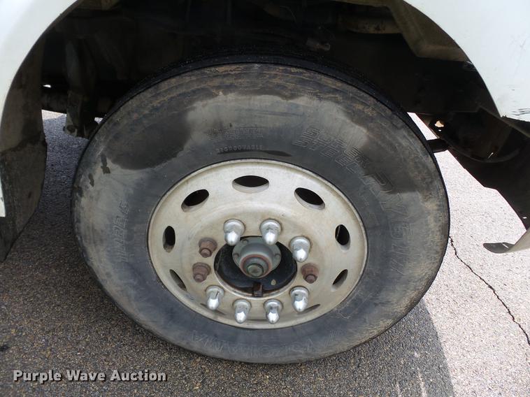 image for item DD2265 2000 Peterbilt 330 flatbed truck