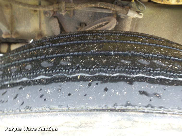 image for item DD2265 2000 Peterbilt 330 flatbed truck