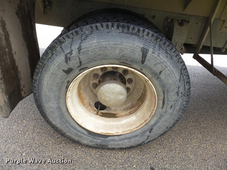 image for item DD2265 2000 Peterbilt 330 flatbed truck