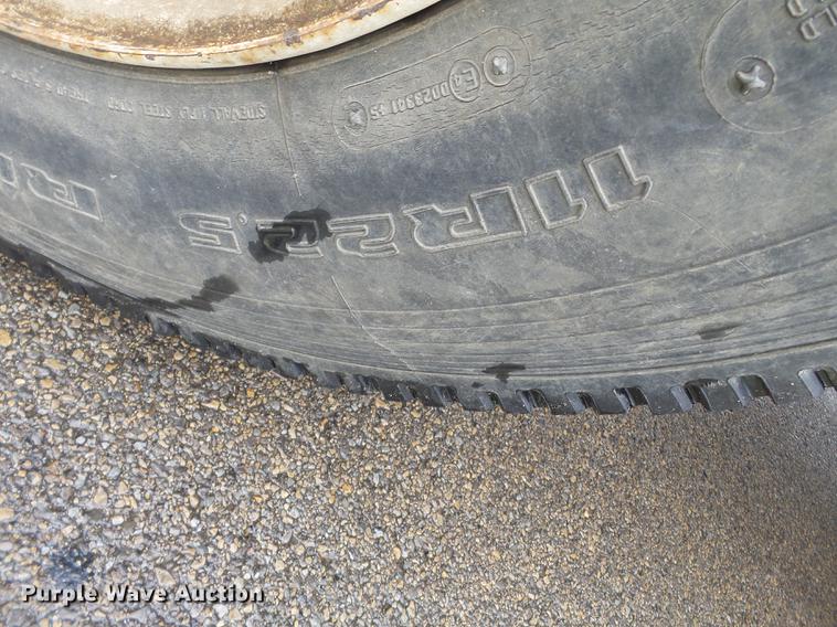 image for item DD2265 2000 Peterbilt 330 flatbed truck