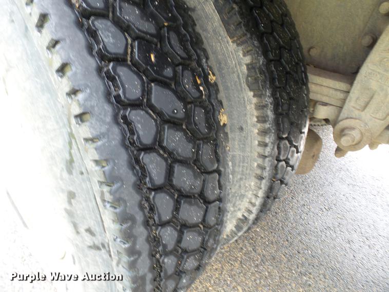 image for item DD2265 2000 Peterbilt 330 flatbed truck