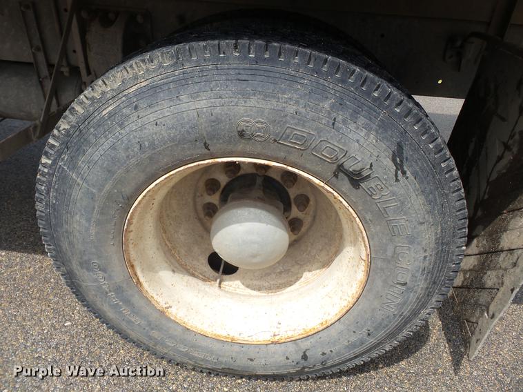 image for item DD2265 2000 Peterbilt 330 flatbed truck