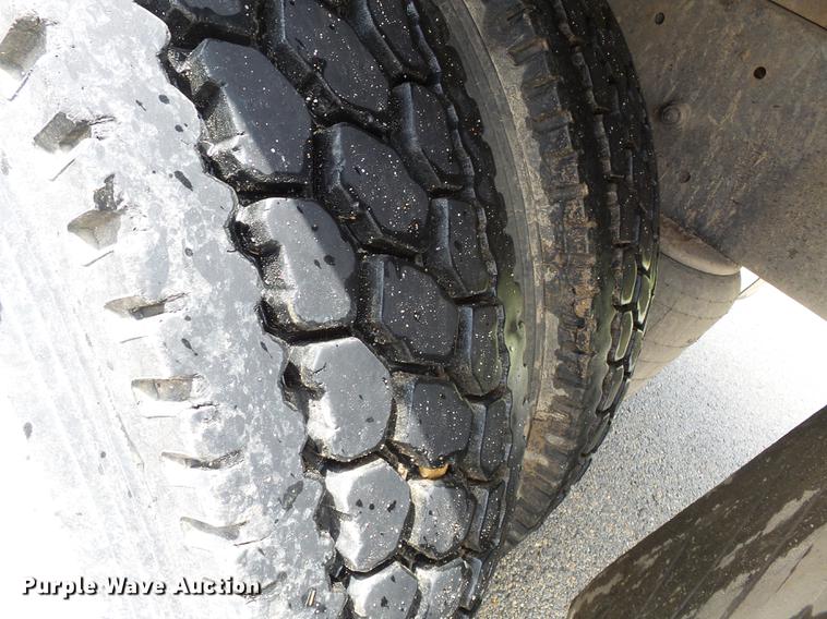 image for item DD2265 2000 Peterbilt 330 flatbed truck