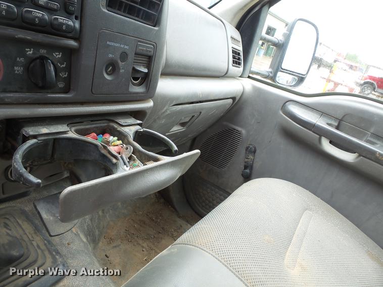 image for item DD2266 2001 Ford F450 Super Duty flat bed truck