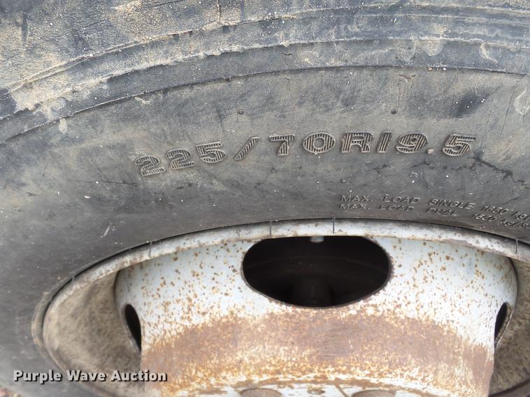 image for item DD2266 2001 Ford F450 Super Duty flat bed truck