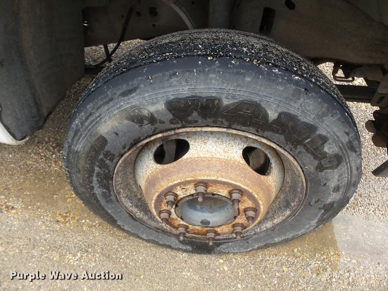 image for item DD2266 2001 Ford F450 Super Duty flat bed truck