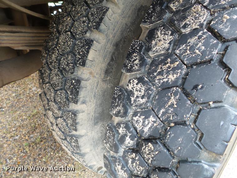 image for item DD2266 2001 Ford F450 Super Duty flat bed truck