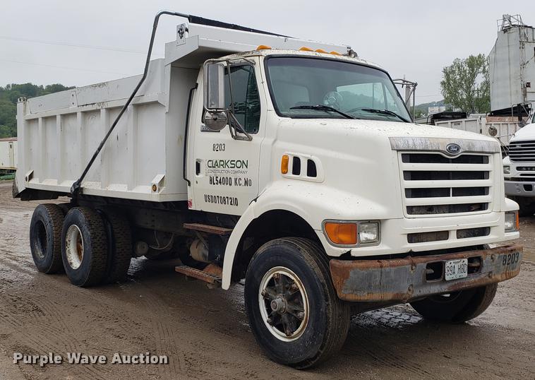 image for item DD4102 1998 Ford LT8501 dump truck