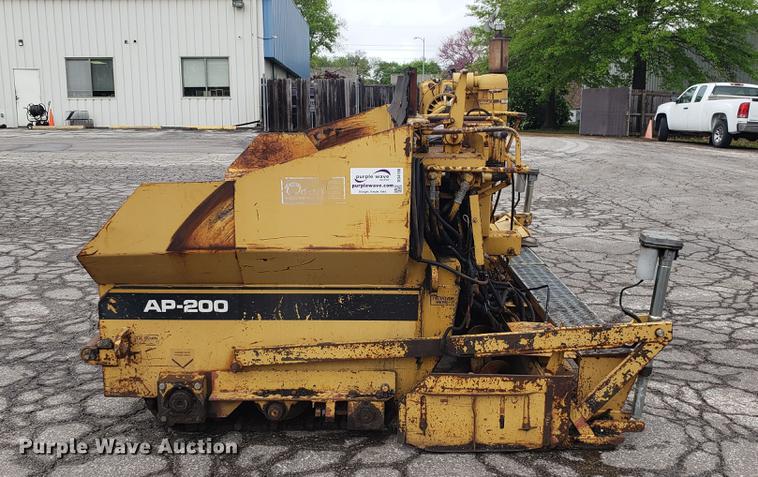 image for item DD4106 1987 Caterpillar AP200 paver