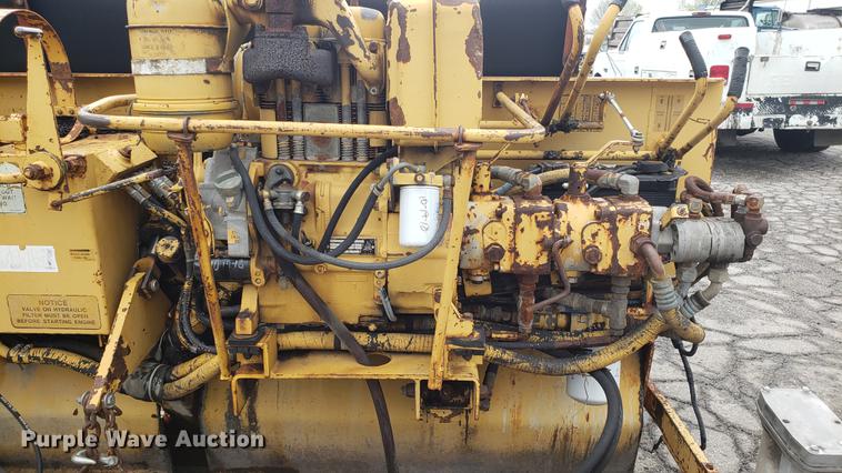 image for item DD4106 1987 Caterpillar AP200 paver