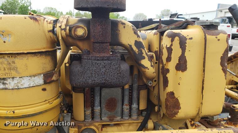 image for item DD4106 1987 Caterpillar AP200 paver