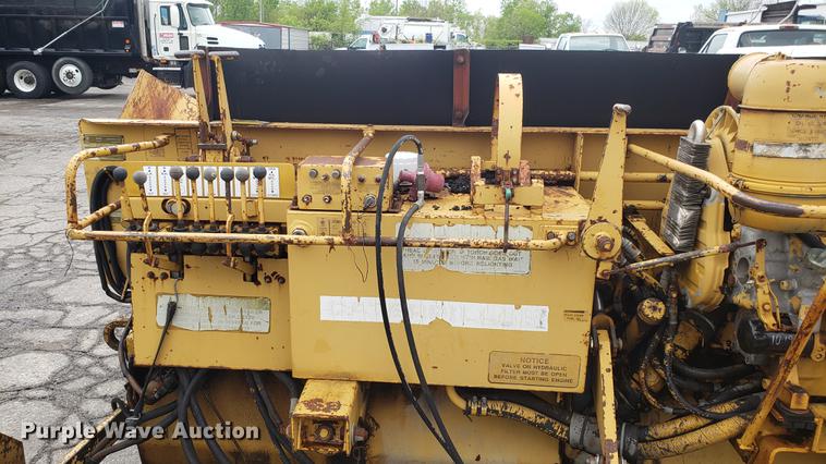 image for item DD4106 1987 Caterpillar AP200 paver