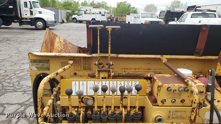 image for item DD4106 1987 Caterpillar AP200 paver