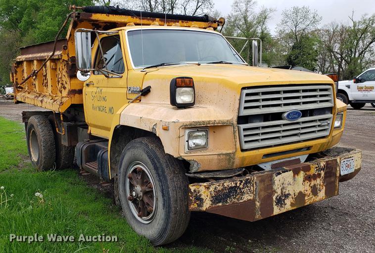image for item DD4116 1990 Ford F800 dump truck
