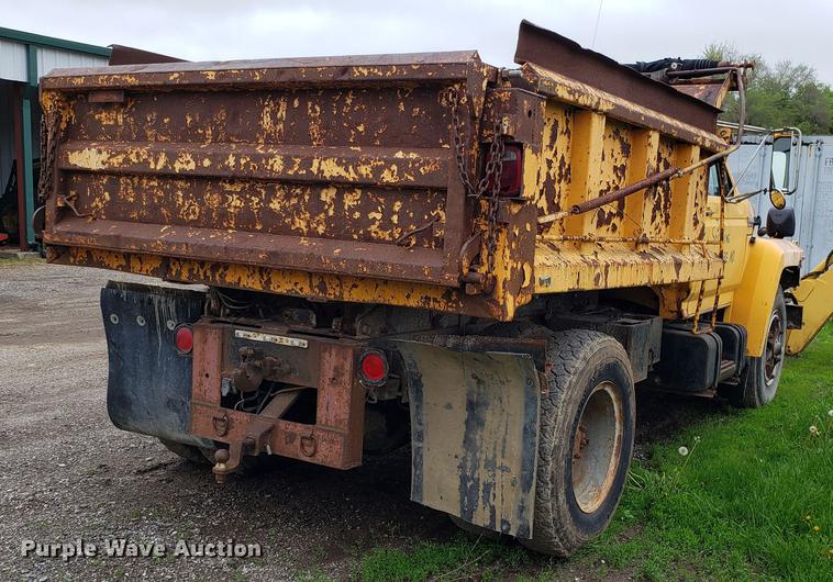 image for item DD4116 1990 Ford F800 dump truck