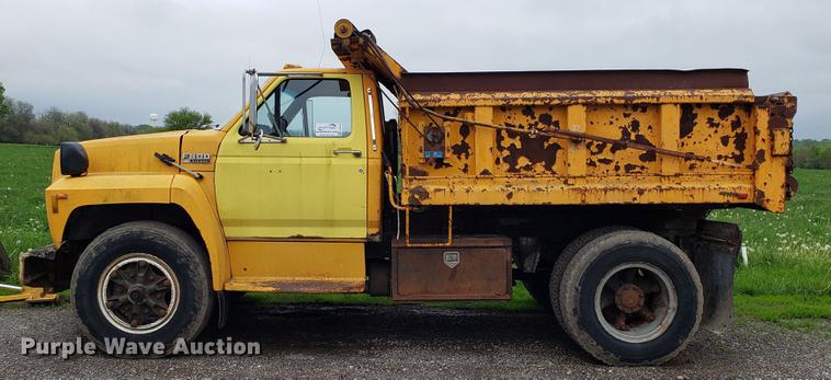 image for item DD4116 1990 Ford F800 dump truck