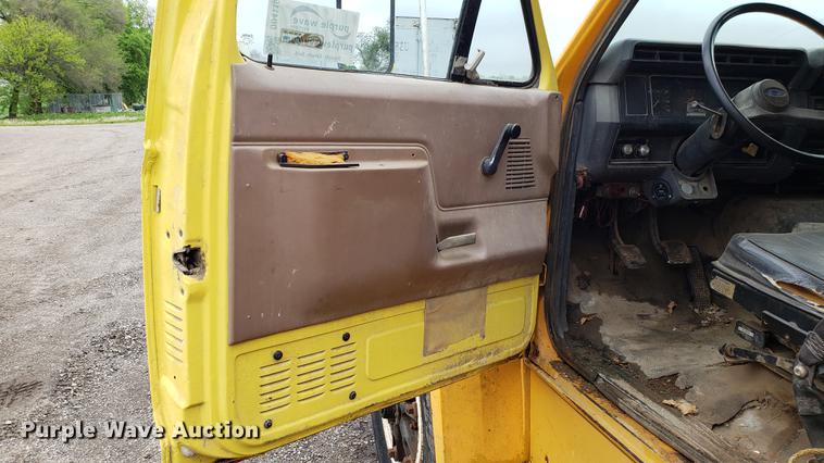 image for item DD4116 1990 Ford F800 dump truck