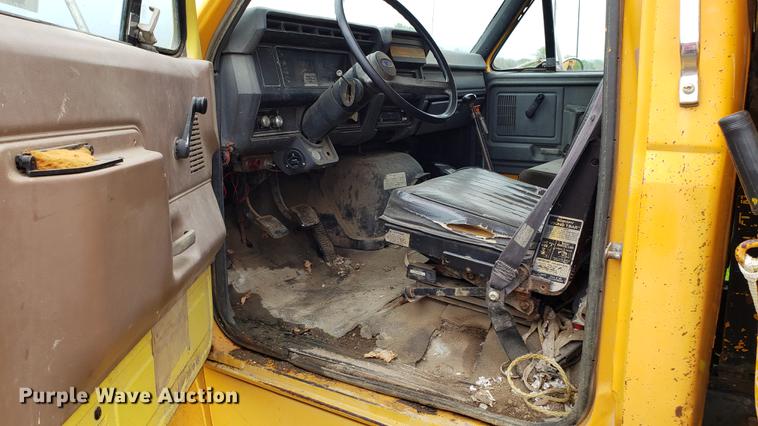 image for item DD4116 1990 Ford F800 dump truck