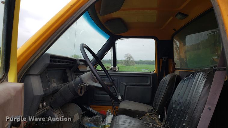image for item DD4116 1990 Ford F800 dump truck