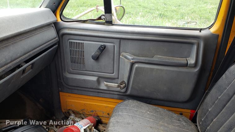 image for item DD4116 1990 Ford F800 dump truck