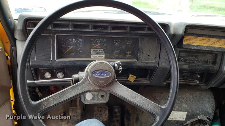 image for item DD4116 1990 Ford F800 dump truck