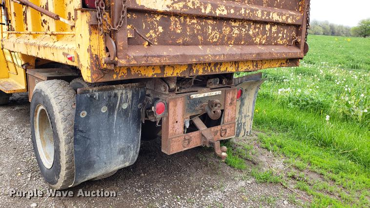image for item DD4116 1990 Ford F800 dump truck