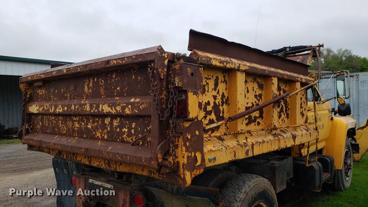 image for item DD4116 1990 Ford F800 dump truck