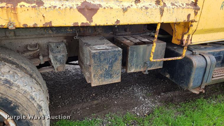 image for item DD4116 1990 Ford F800 dump truck