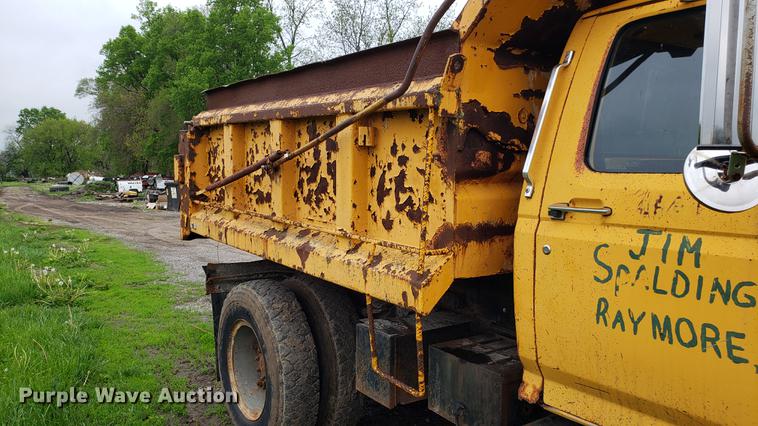 image for item DD4116 1990 Ford F800 dump truck