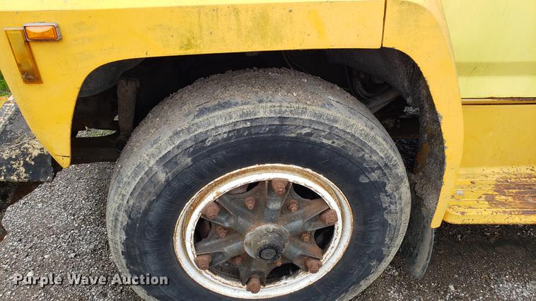 image for item DD4116 1990 Ford F800 dump truck