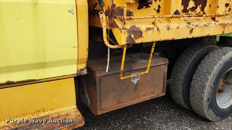 image for item DD4116 1990 Ford F800 dump truck