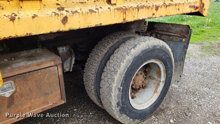 image for item DD4116 1990 Ford F800 dump truck