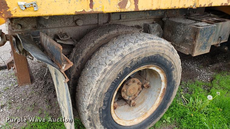 image for item DD4116 1990 Ford F800 dump truck