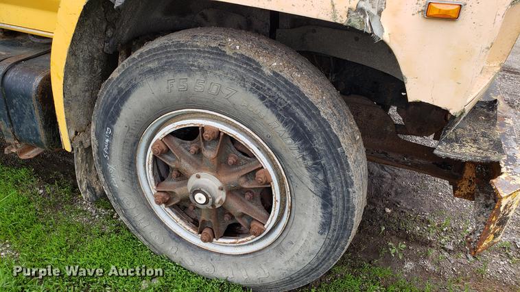 image for item DD4116 1990 Ford F800 dump truck