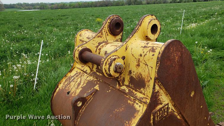 image for item DD4123 Caterpillar 330 excavator bucket
