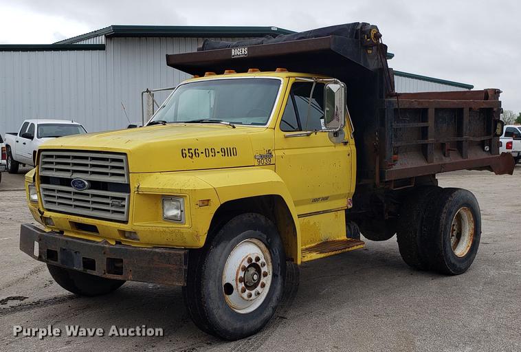 image for item DD4126 1989 Ford F800 dump truck