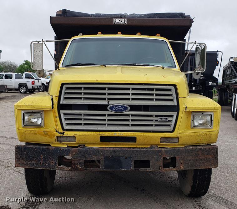 image for item DD4126 1989 Ford F800 dump truck