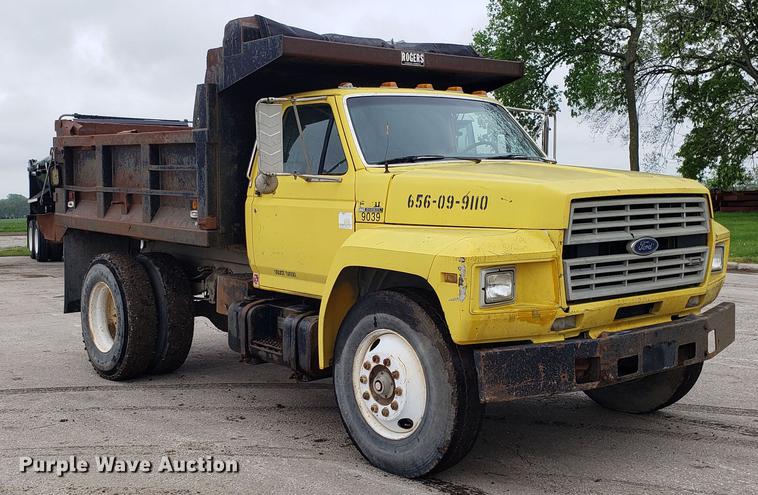 image for item DD4126 1989 Ford F800 dump truck