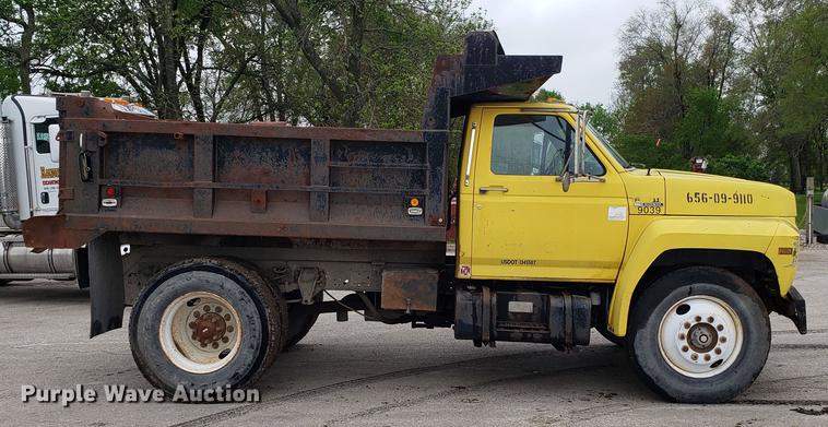 image for item DD4126 1989 Ford F800 dump truck