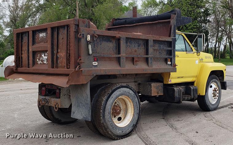 image for item DD4126 1989 Ford F800 dump truck