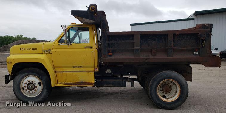 image for item DD4126 1989 Ford F800 dump truck
