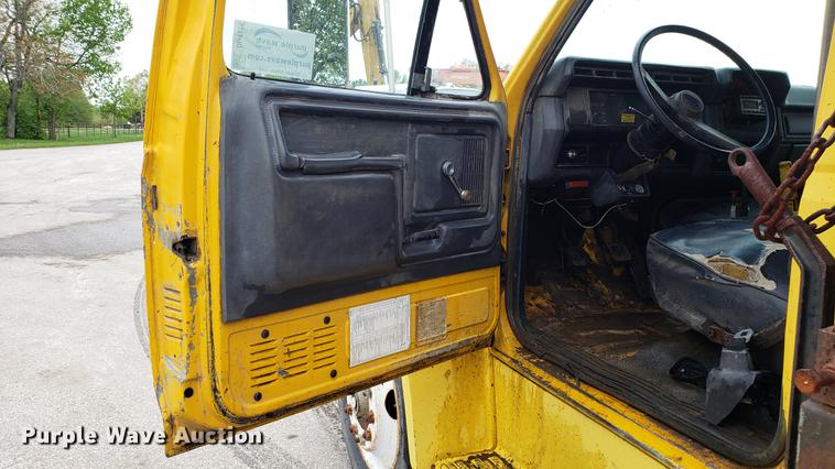 image for item DD4126 1989 Ford F800 dump truck