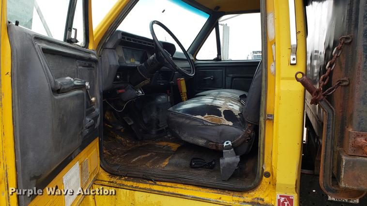 image for item DD4126 1989 Ford F800 dump truck