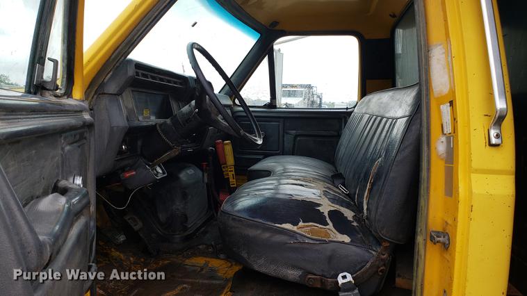 image for item DD4126 1989 Ford F800 dump truck
