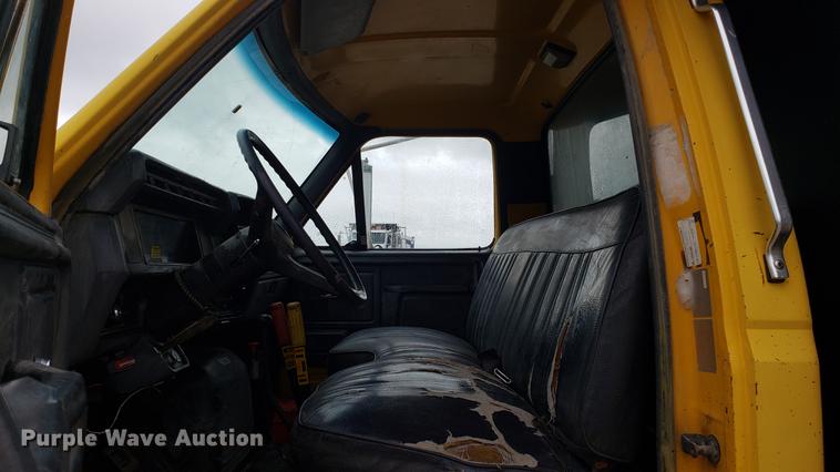 image for item DD4126 1989 Ford F800 dump truck