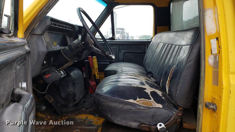 image for item DD4126 1989 Ford F800 dump truck