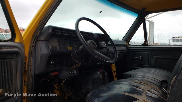 image for item DD4126 1989 Ford F800 dump truck