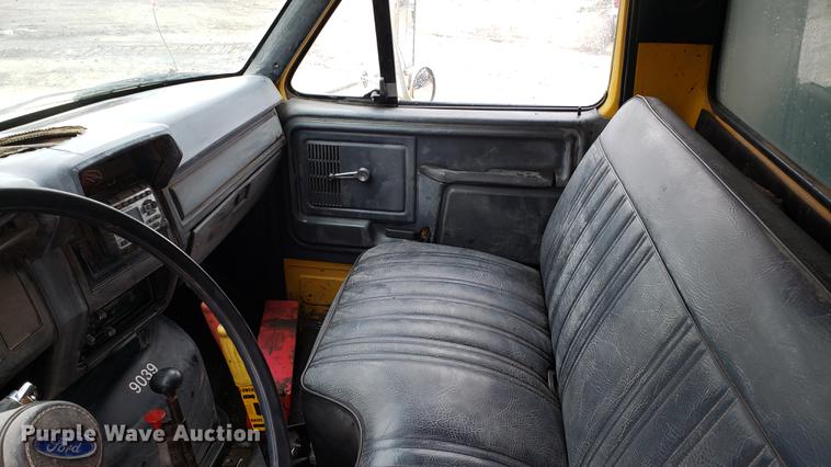 image for item DD4126 1989 Ford F800 dump truck