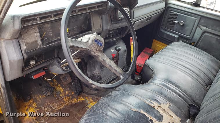 image for item DD4126 1989 Ford F800 dump truck